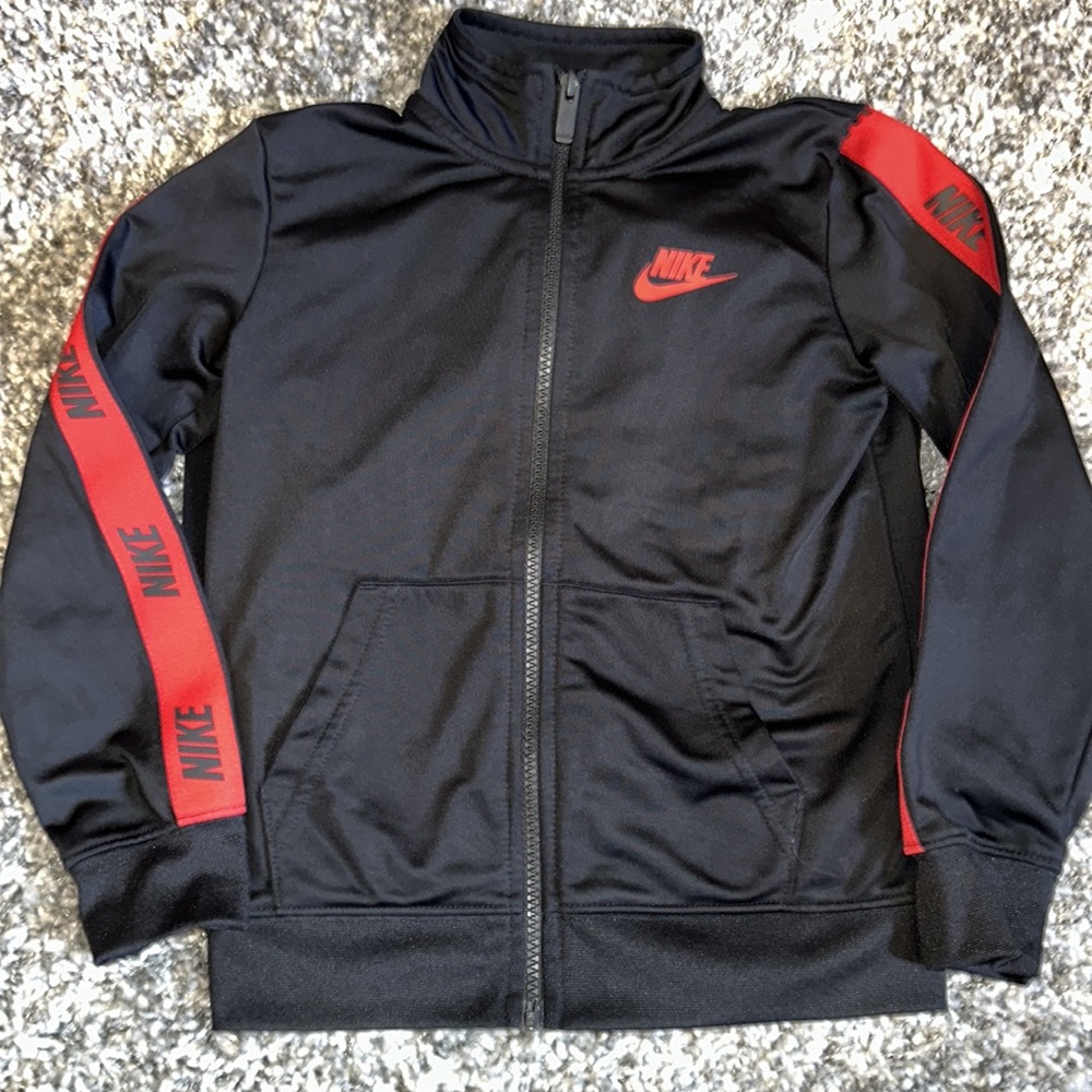 EUC 2 PIECE NIKE MATCHING LONG SLEEVE SET